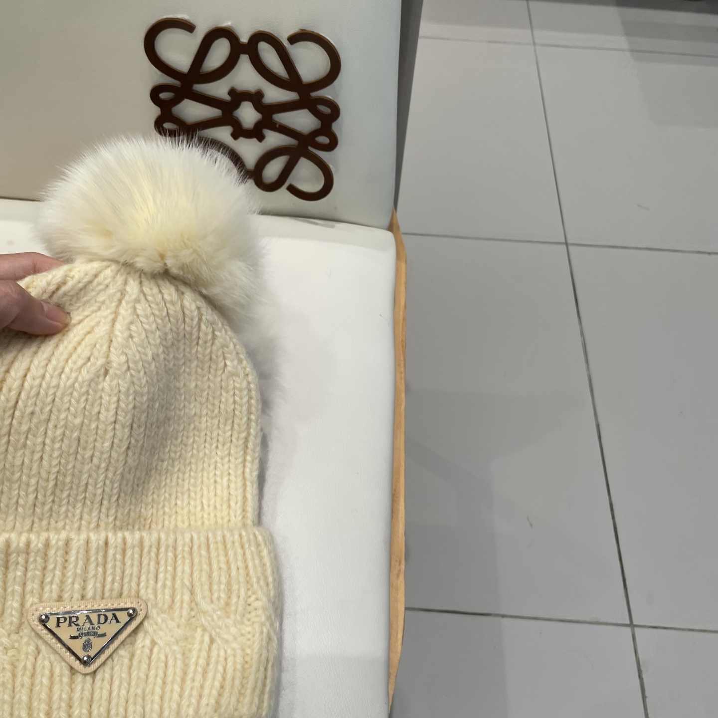 🧢普拉达PRADA👒 秋冬新款配狐狸毛球专柜针织毛线帽，超火爆💖质感一流，出街超好搭配！减龄神器