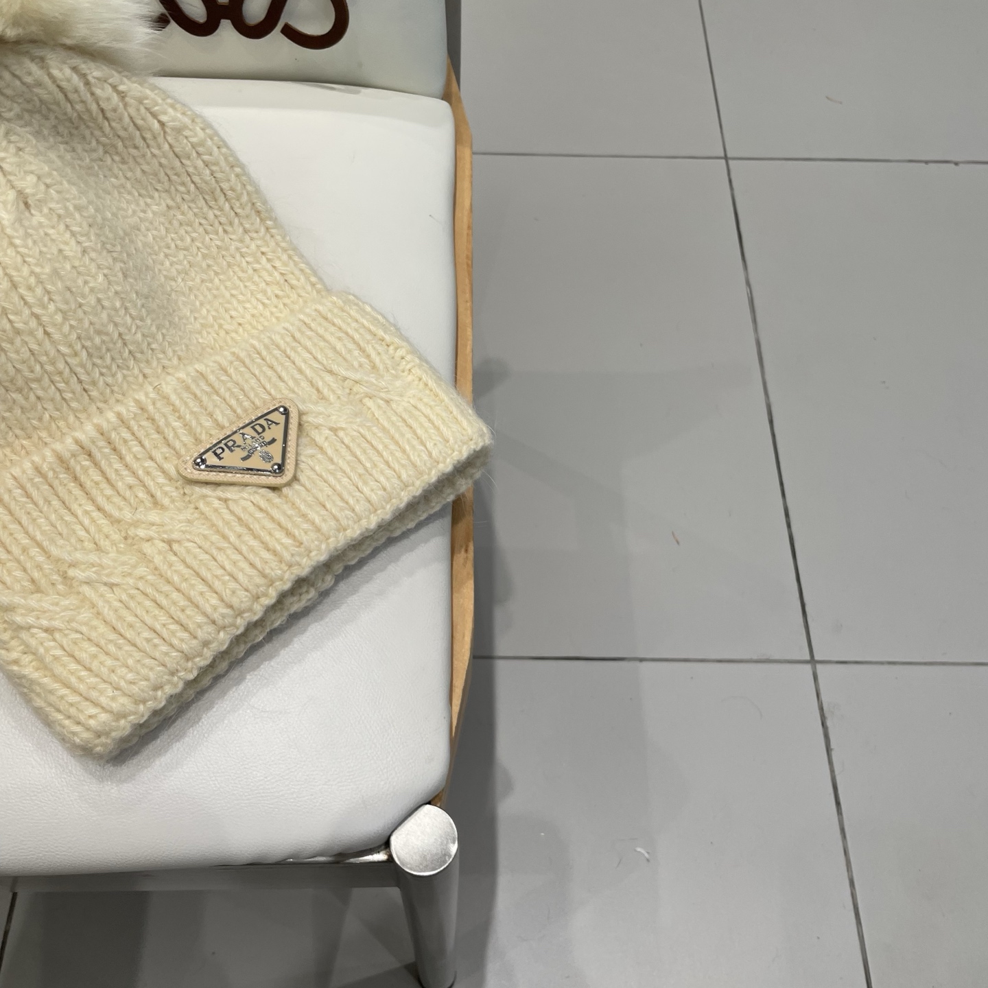 🧢普拉达PRADA👒 秋冬新款配狐狸毛球专柜针织毛线帽，超火爆💖质感一流，出街超好搭配！减龄神器