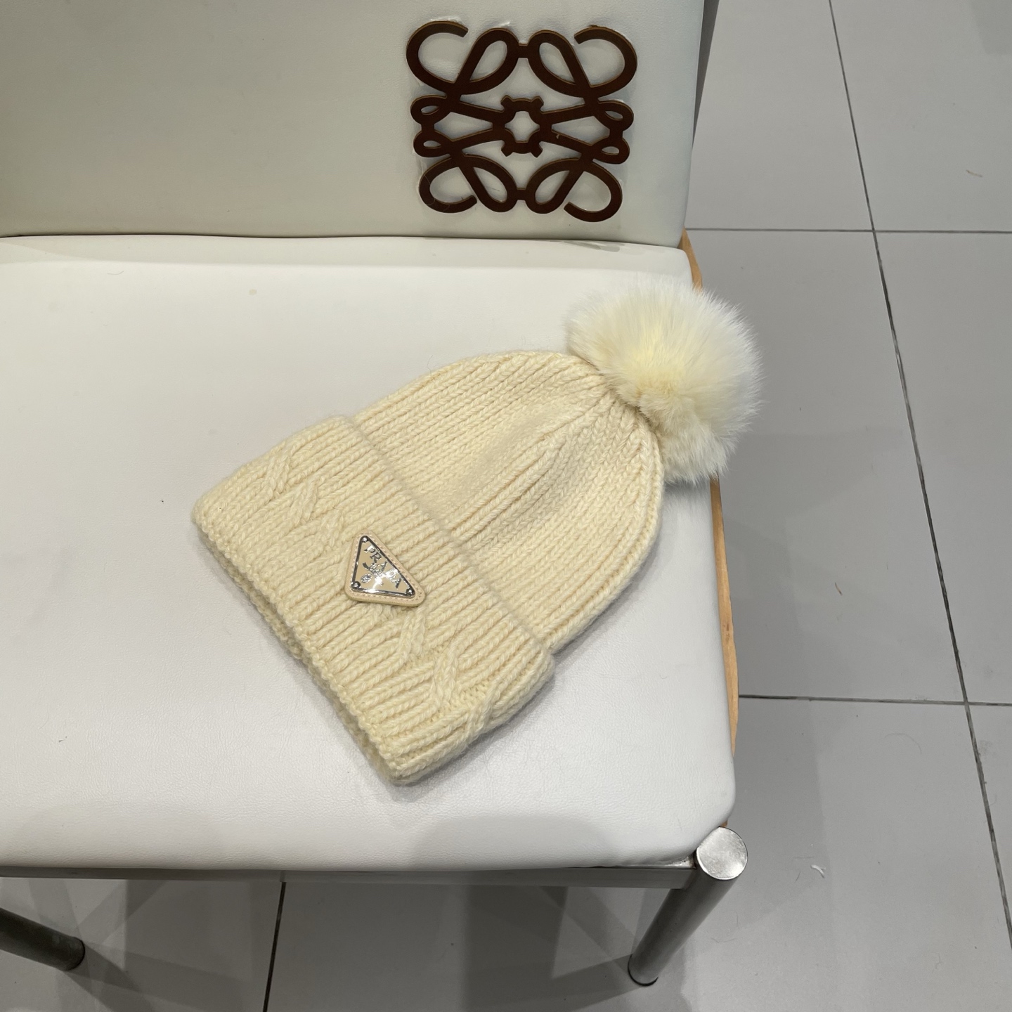 🧢普拉达PRADA👒 秋冬新款配狐狸毛球专柜针织毛线帽，超火爆💖质感一流，出街超好搭配！减龄神器