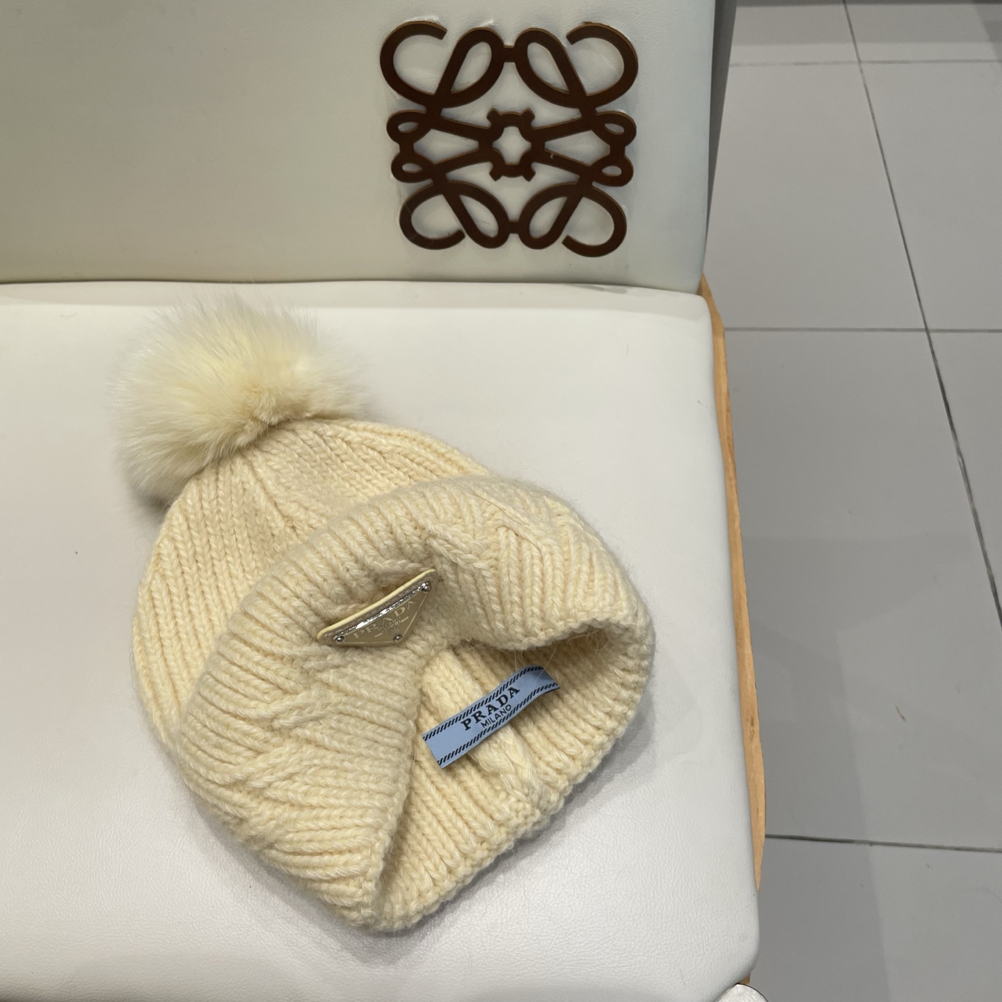 🧢普拉达PRADA👒 秋冬新款配狐狸毛球专柜针织毛线帽，超火爆💖质感一流，出街超好搭配！减龄神器