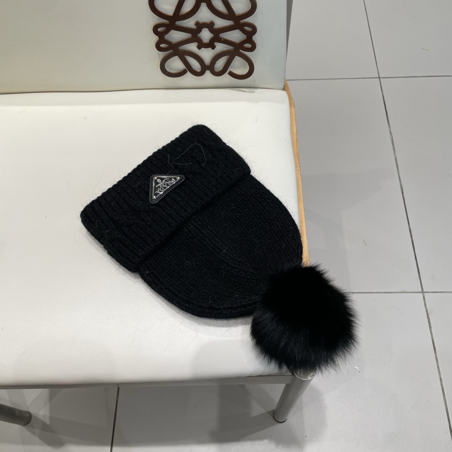🧢普拉达PRADA👒 秋冬新款配狐狸毛球专柜针织毛线帽，超火爆💖质感一流，出街超好搭配！减龄神器