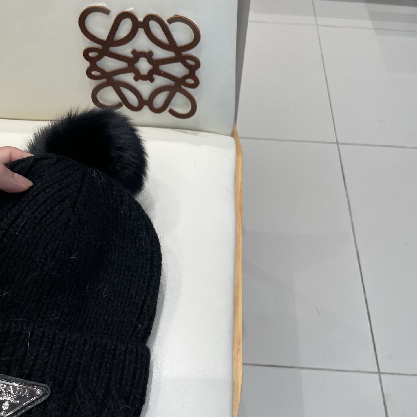 🧢普拉达PRADA👒 秋冬新款配狐狸毛球专柜针织毛线帽，超火爆💖质感一流，出街超好搭配！减龄神器