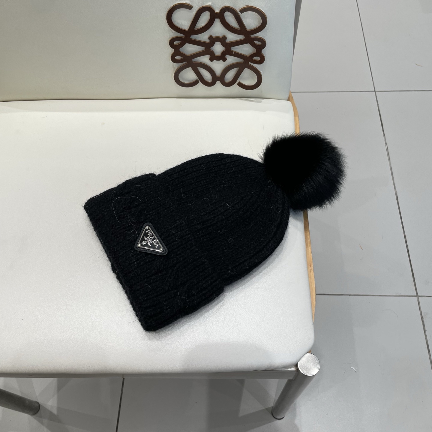 🧢普拉达PRADA👒 秋冬新款配狐狸毛球专柜针织毛线帽，超火爆💖质感一流，出街超好搭配！减龄神器