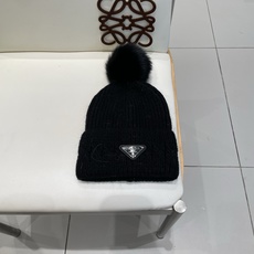 🧢普拉达PRADA👒 秋冬新款配狐狸毛球专柜针织毛线帽,超火爆💖质感一流,出街超好搭配!减龄神器 🧢普拉达PRADA👒 秋冬新款配狐狸毛球专柜针织毛线帽,超火爆💖质感一流,出街超好搭配!减龄神器