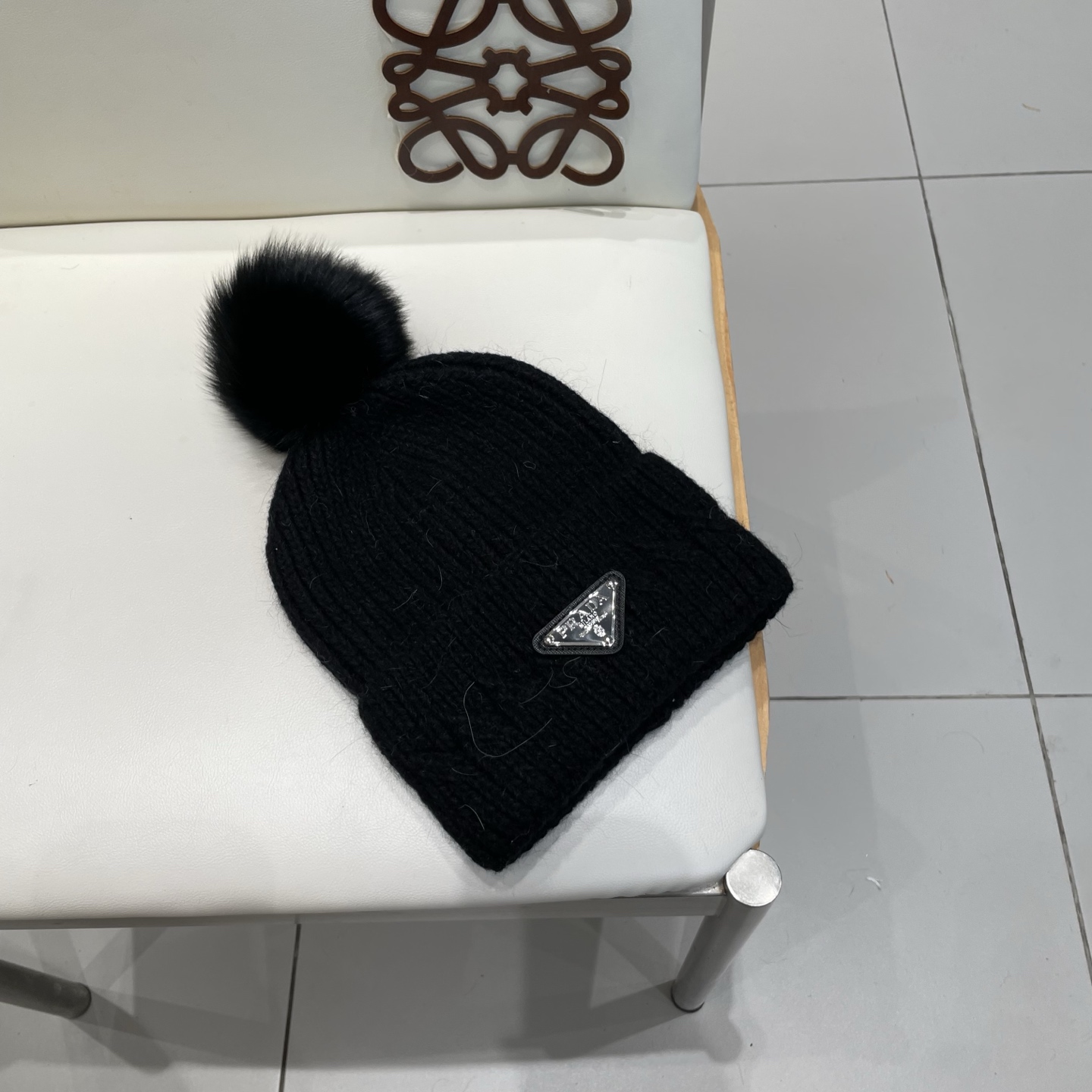 🧢普拉达PRADA👒 秋冬新款配狐狸毛球专柜针织毛线帽，超火爆💖质感一流，出街超好搭配！减龄神器