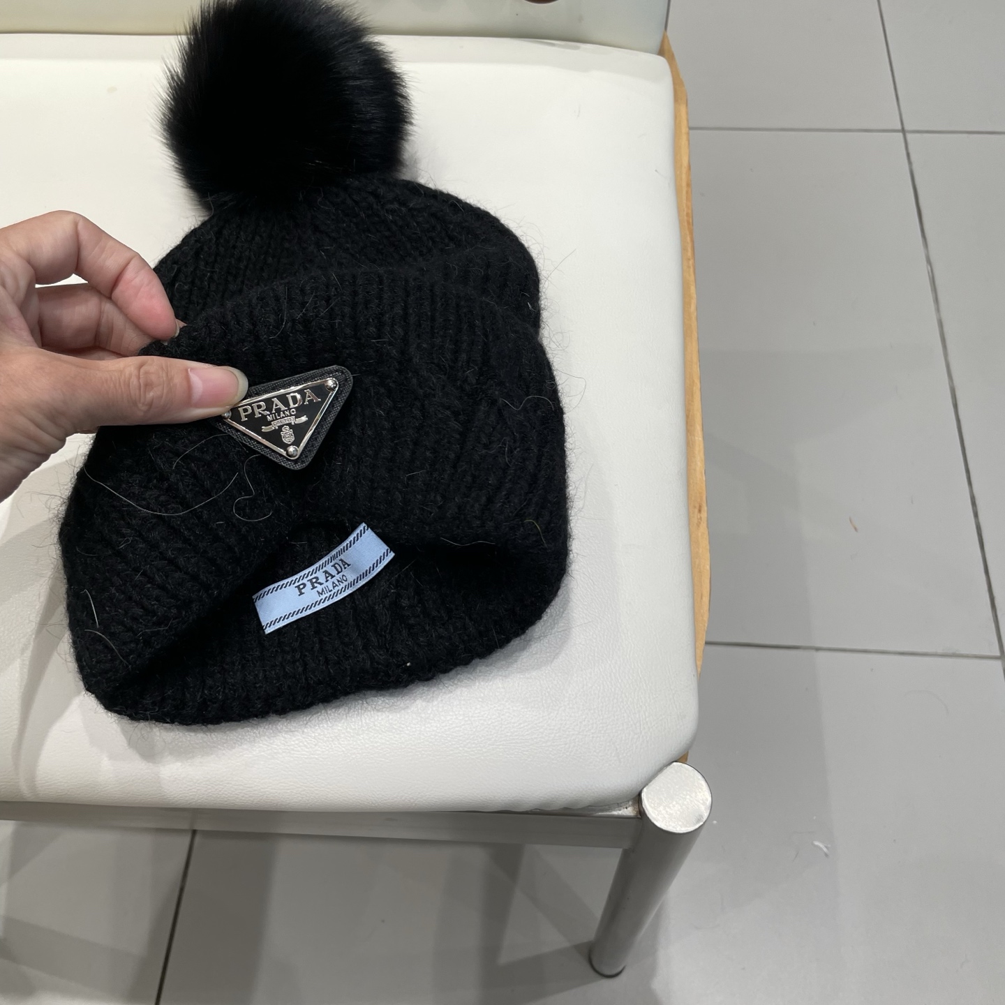 🧢普拉达PRADA👒 秋冬新款配狐狸毛球专柜针织毛线帽，超火爆💖质感一流，出街超好搭配！减龄神器