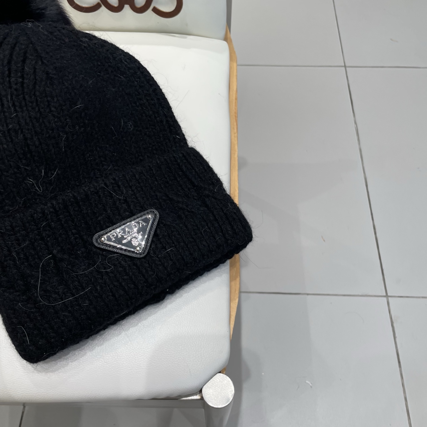 🧢普拉达PRADA👒 秋冬新款配狐狸毛球专柜针织毛线帽，超火爆💖质感一流，出街超好搭配！减龄神器