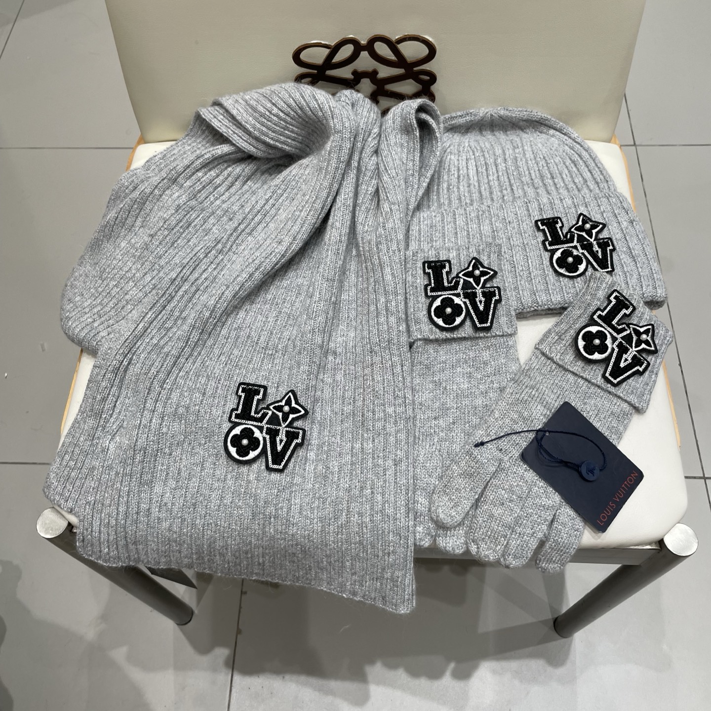 LV三件套🎁【羊毛三件套套装】帽子➕围巾➕手套！经典套装帽子！配12公分狐狸毛球👏暖暖哒超级舒服～冬日小姐姐减龄神器哦～