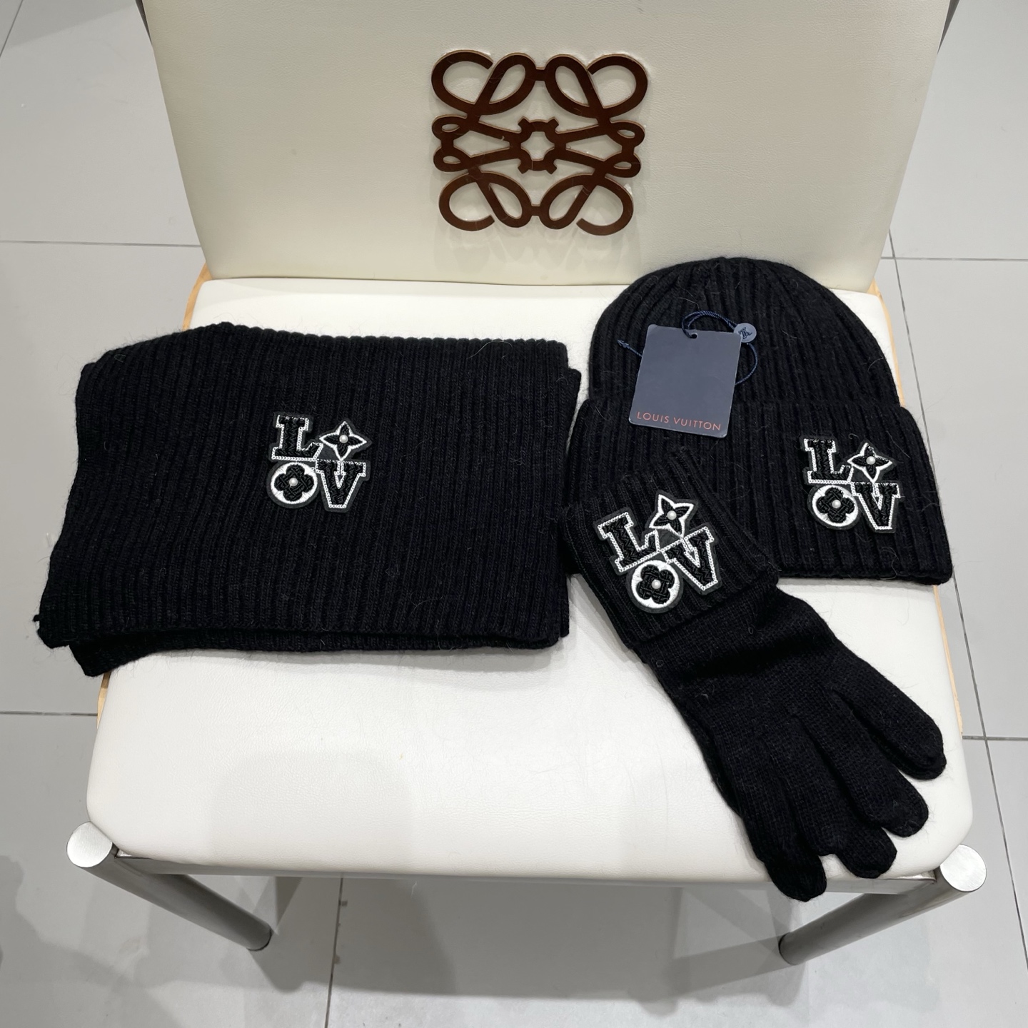 NO:553114,LV three-piece suit [wool three-piece suit] hat, scarf and gloves!  Classic suit hat!  It comes with a 12cm fox fur ball, which is warm and super comfortable. It’s a great tool for young ladies to reduce their age in winter. This winter, all you need is this set of hats. It’s warm and fashionable!  Complete range of anti-counterfeiting labels and elevators!  Many styles, welcome to choose hats, bucket hats, baseball caps, knitted hats, hats, louis vuitton, espadrilles, gloves, hats19860909LV三件套【羊毛三件套套装】帽子围巾手套！经典套装帽子！配12公分狐狸毛球暖暖哒超级舒服～冬日小姐姐减龄神器哦～这个冬天你就差这么一套套装帽子啦～又保暖又时尚！防伪标签吊卡齐全！多多款式,欢迎选择帽子渔夫帽棒球帽针织帽,帽子,louis vuitton,espadrilles,gloves,hats,hat