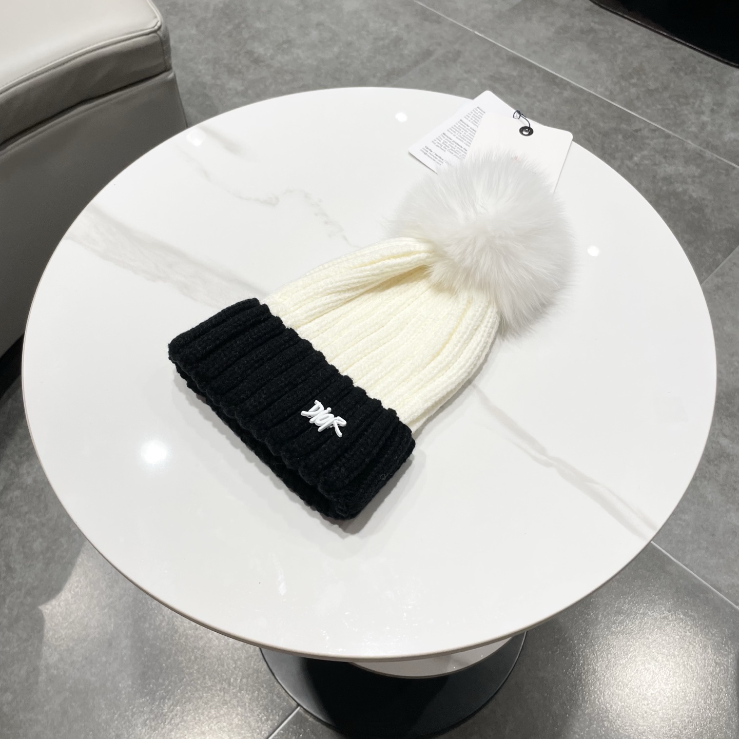 蒙口。经典蒙口毛线帽！配真狐狸毛球小姐姐的冬日最爱～随便搭配什么衣服都好看！又减龄又显可爱的一款～颜色很多，随心百搭～毛