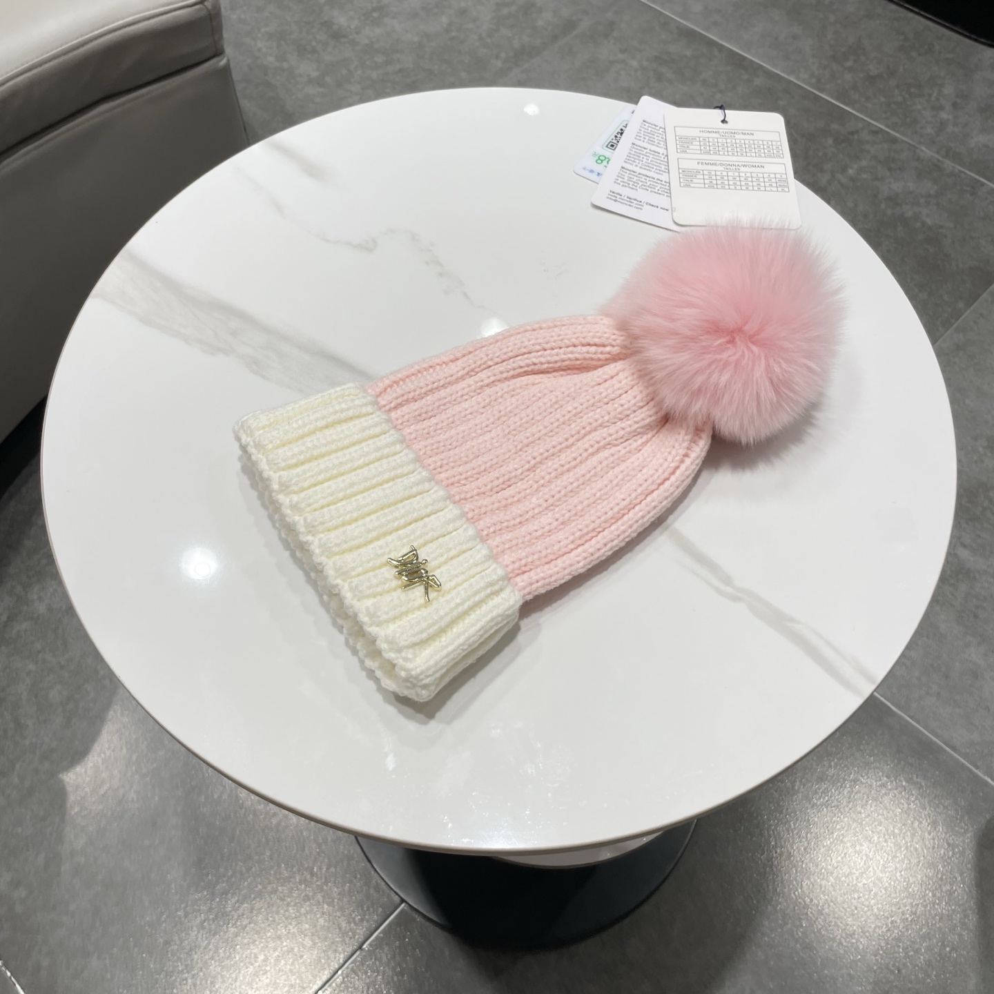 蒙口。经典蒙口毛线帽！配真狐狸毛球小姐姐的冬日最爱～随便搭配什么衣服都好看！又减龄又显可爱的一款～颜色很多，随心百搭～毛