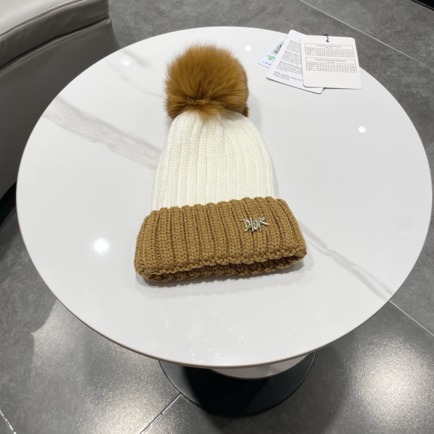 NO:553143,Mouth. Classic Mouth Beanie!  Paired with a real fox fur ball, it’s my winter favorite~it looks great with any outfit!  This one is both age-reducing and cute~ There are many colors, so you can match it with anything you want~ The fur ball is matched with a screened real fox fur ball!  Not the cheap fake hair balls on the market!  The hair ball is very soft and shiny!  Get it now ~ hats, bucket hats, baseball caps, knitted hats, hats, Moncler, espadrilles, hats19860909蒙口.经典蒙口毛线帽！配真狐狸毛球小姐姐的冬日最爱～随便搭配什么衣服都好看！又减龄又显可爱的一款～颜色很多,随心百搭～毛球配的是筛选过的真狐狸毛球！而不是市面上那种便宜的假毛球！毛球非常柔软,有光泽！快快入手～帽子渔夫帽棒球帽针织帽,帽子,Moncler,espadrilles,hats,hat