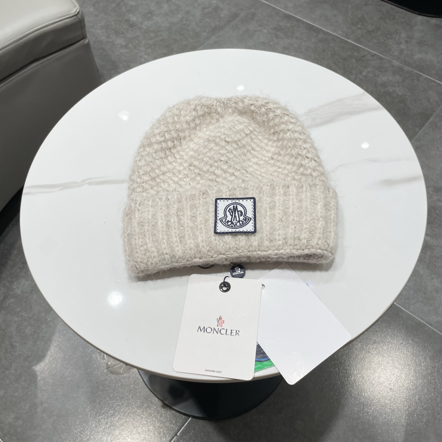 NO:553155,Classic knitted hat from the official website of Moncler, a replica of the original. Very soft and skin-friendly, very elastic and textured, and a very versatile style ~ Warm cashmere woolen hat, one size fits all and elastic ~ Unisex, can be worn by any head size. The quality is very good, I sincerely recommend hats, fisherman hats, baseball caps, knitted hats, hats, Moncler, Moncler, espadrilles, hats19860909蒙口Moncler盟可睐官网经典针织帽,原单复刻.非常柔软亲肤,弹性很好有质感又非常百搭的款式~保暖的 羊绒毛线帽,均码有弹性~男女通用,任何头围都可以佩戴.质量超好真心推荐帽子渔夫帽棒球帽针织帽,帽子,Moncler,Moncler,espadrilles,hats,hat