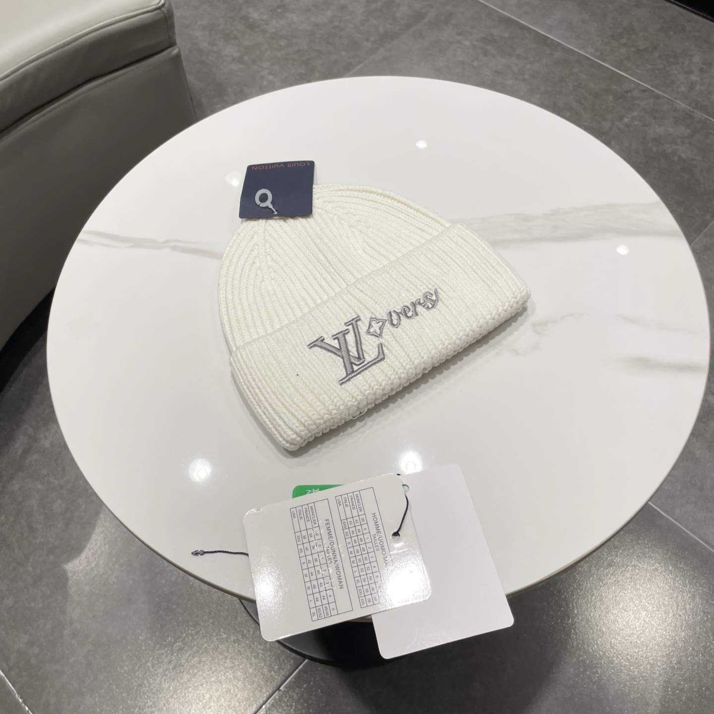 ⚫️Lv官网针织帽非常百搭 男女通用 亲们可以看细节，车工整齐 透气舒适，采用进口毛线料！潮人必备！