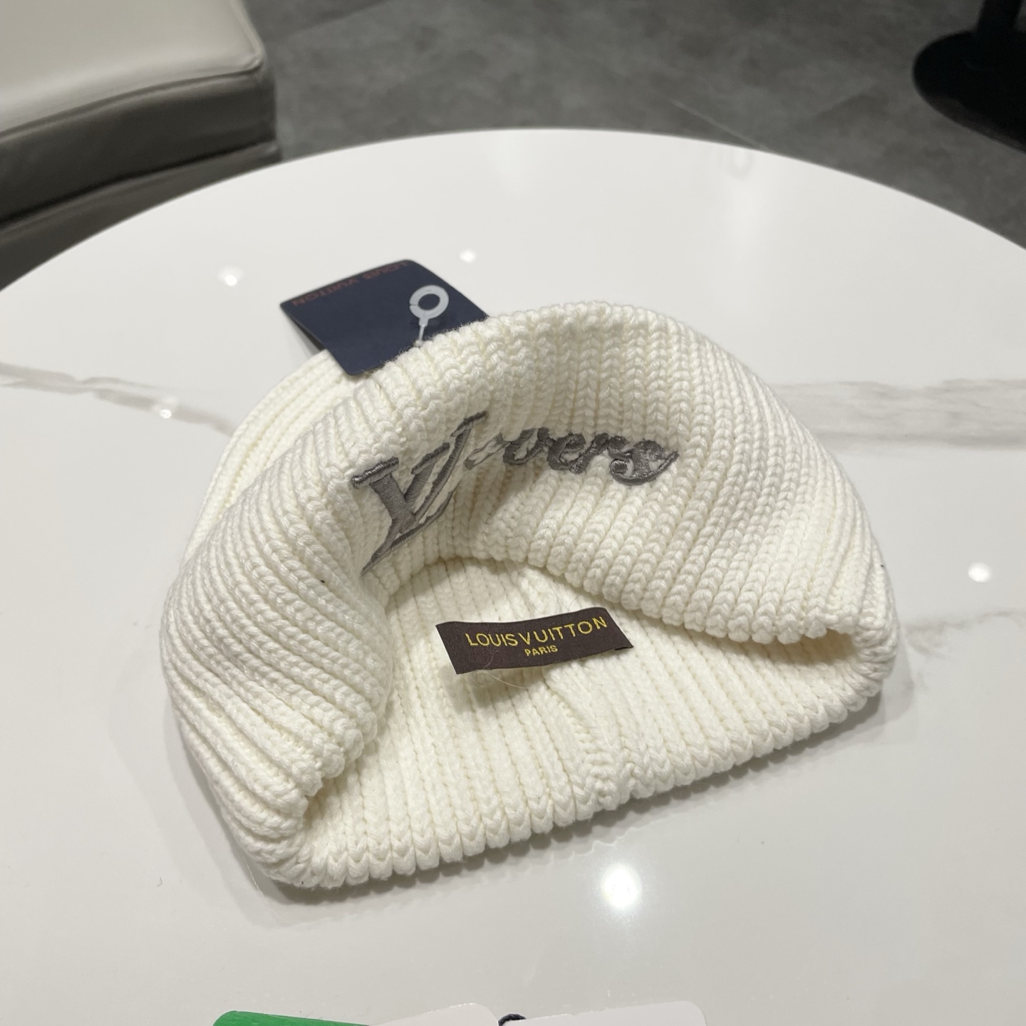 ⚫️Lv官网针织帽非常百搭 男女通用 亲们可以看细节，车工整齐 透气舒适，采用进口毛线料！潮人必备！