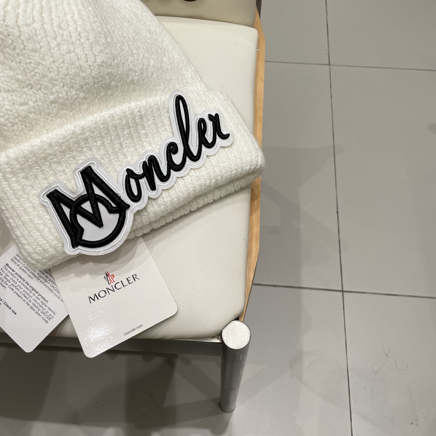 MONCLER蒙口🎩%70羊毛+%30兔毛针织毛线帽 可隨意搭配，好品质高端大气，超柔软！超火爆💖质感很赞，出街超好搭配