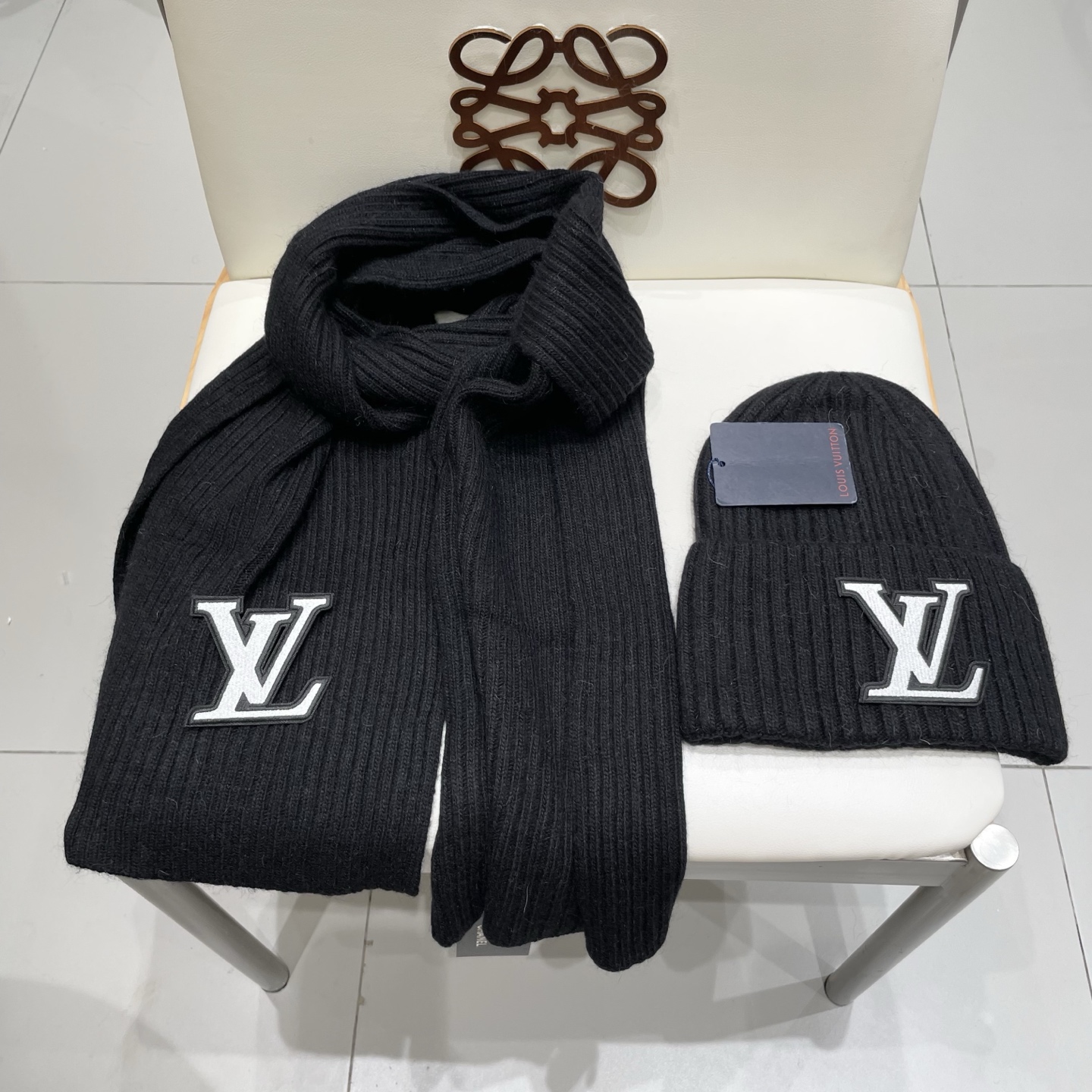 Lv家。【两件套-羊毛套装帽子】经典套装帽子！帽子➕围巾！暖暖哒超级舒服～冬日小姐姐减龄神器哦～这个冬天你就差这么一套套