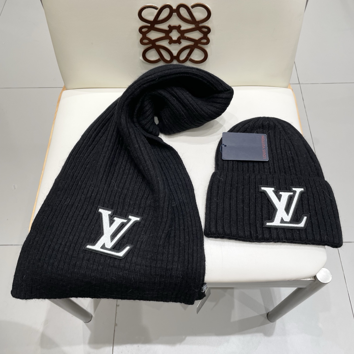 Lv家。【两件套-羊毛套装帽子】经典套装帽子！帽子➕围巾！暖暖哒超级舒服～冬日小姐姐减龄神器哦～这个冬天你就差这么一套套