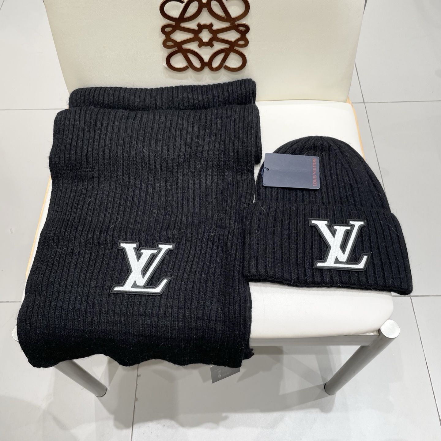 Lv家。【两件套-羊毛套装帽子】经典套装帽子！帽子➕围巾！暖暖哒超级舒服～冬日小姐姐减龄神器哦～这个冬天你就差这么一套套