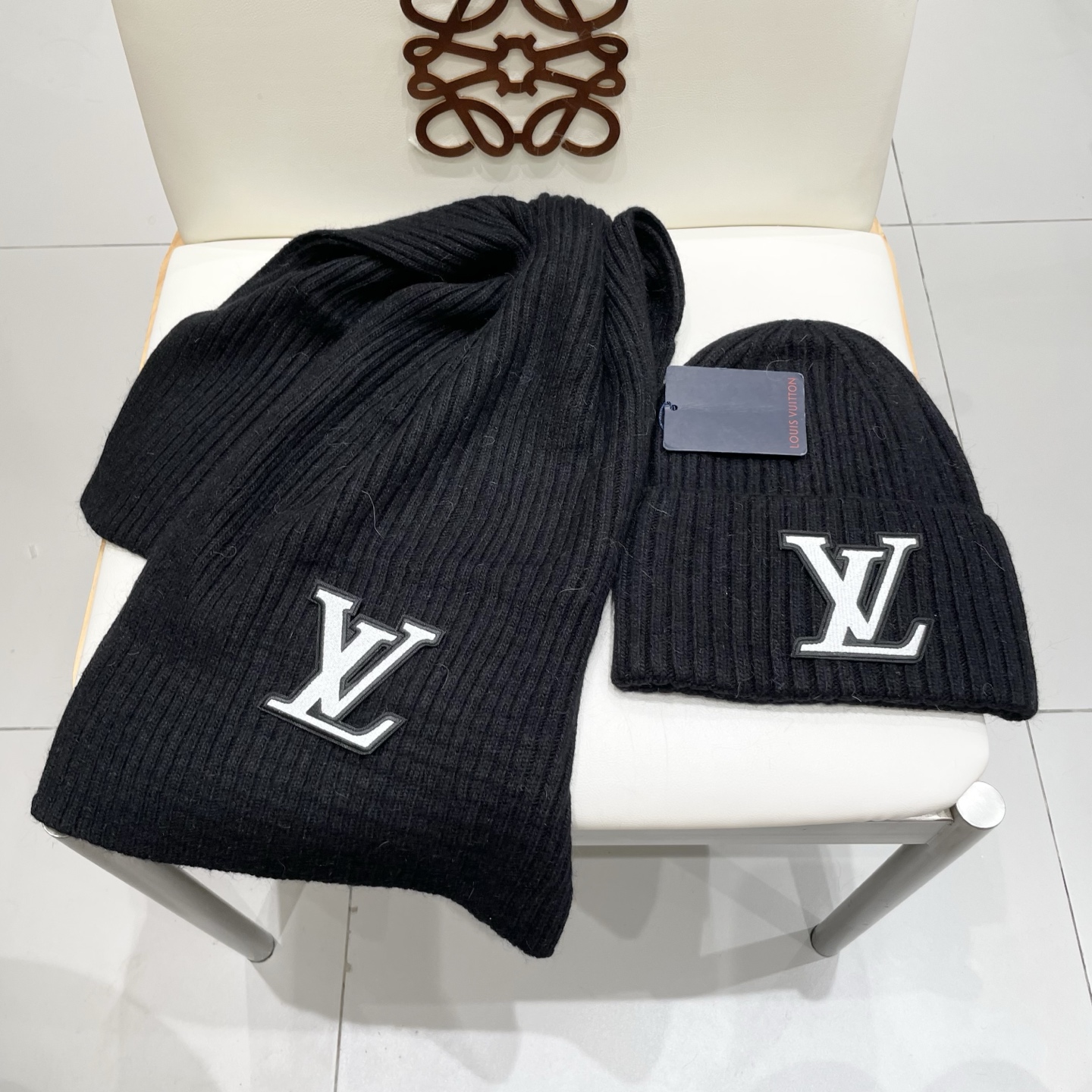 Lv家。【两件套-羊毛套装帽子】经典套装帽子！帽子➕围巾！暖暖哒超级舒服～冬日小姐姐减龄神器哦～这个冬天你就差这么一套套