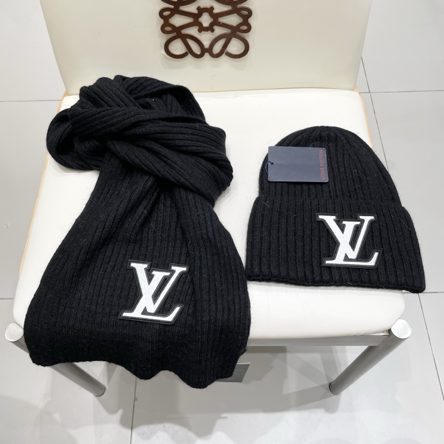 Lv家。【两件套-羊毛套装帽子】经典套装帽子！帽子➕围巾！暖暖哒超级舒服～冬日小姐姐减龄神器哦～这个冬天你就差这么一套套