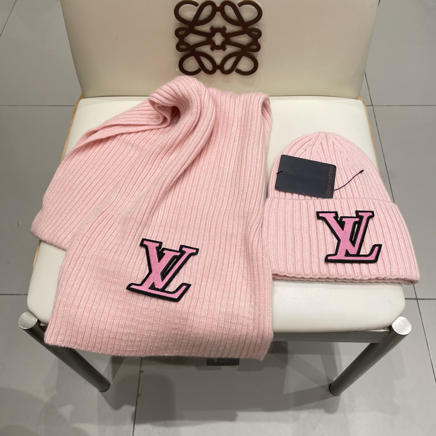 Lv家。【两件套-羊毛套装帽子】经典套装帽子！帽子➕围巾！暖暖哒超级舒服～冬日小姐姐减龄神器哦～这个冬天你就差这么一套套