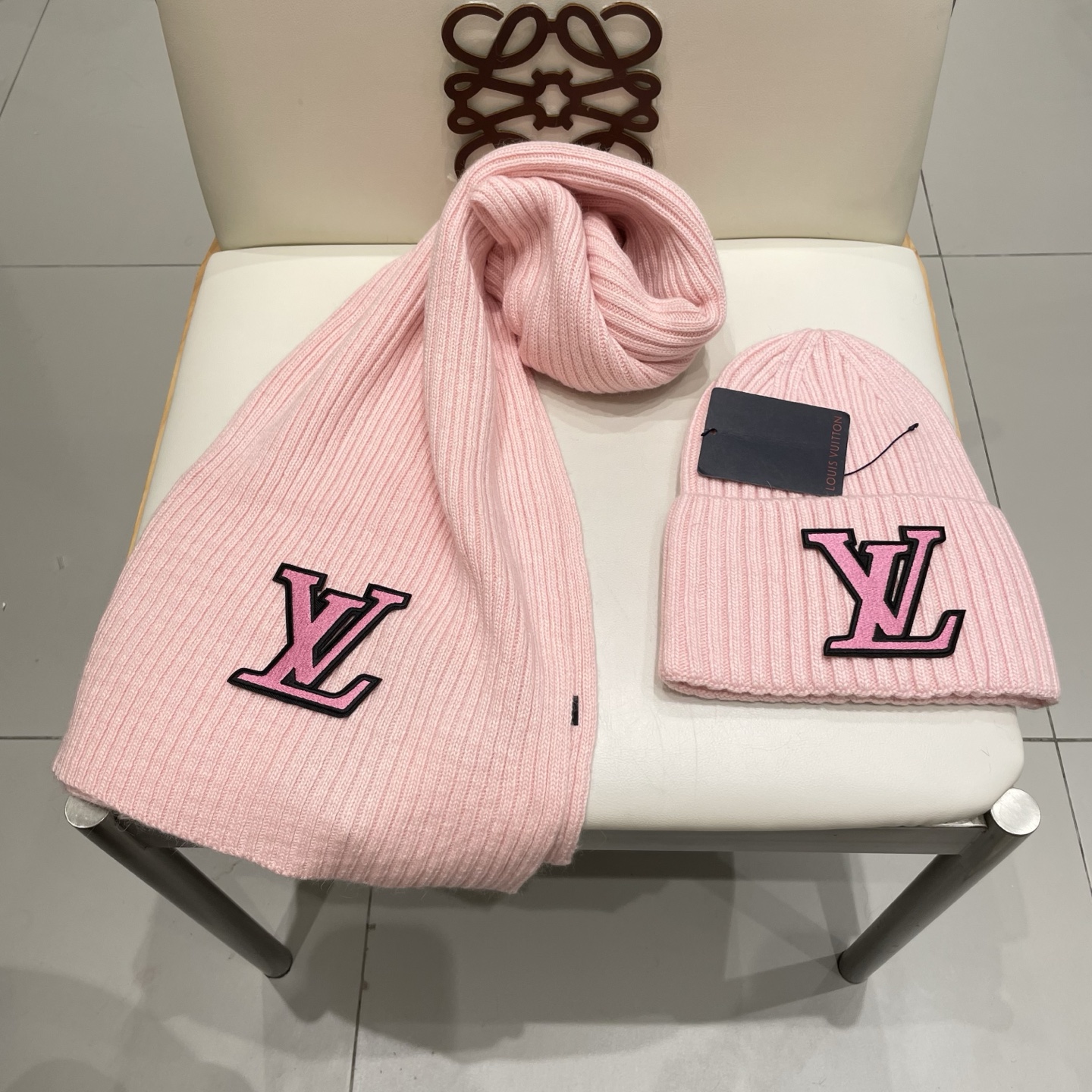 Lv家。【两件套-羊毛套装帽子】经典套装帽子！帽子➕围巾！暖暖哒超级舒服～冬日小姐姐减龄神器哦～这个冬天你就差这么一套套