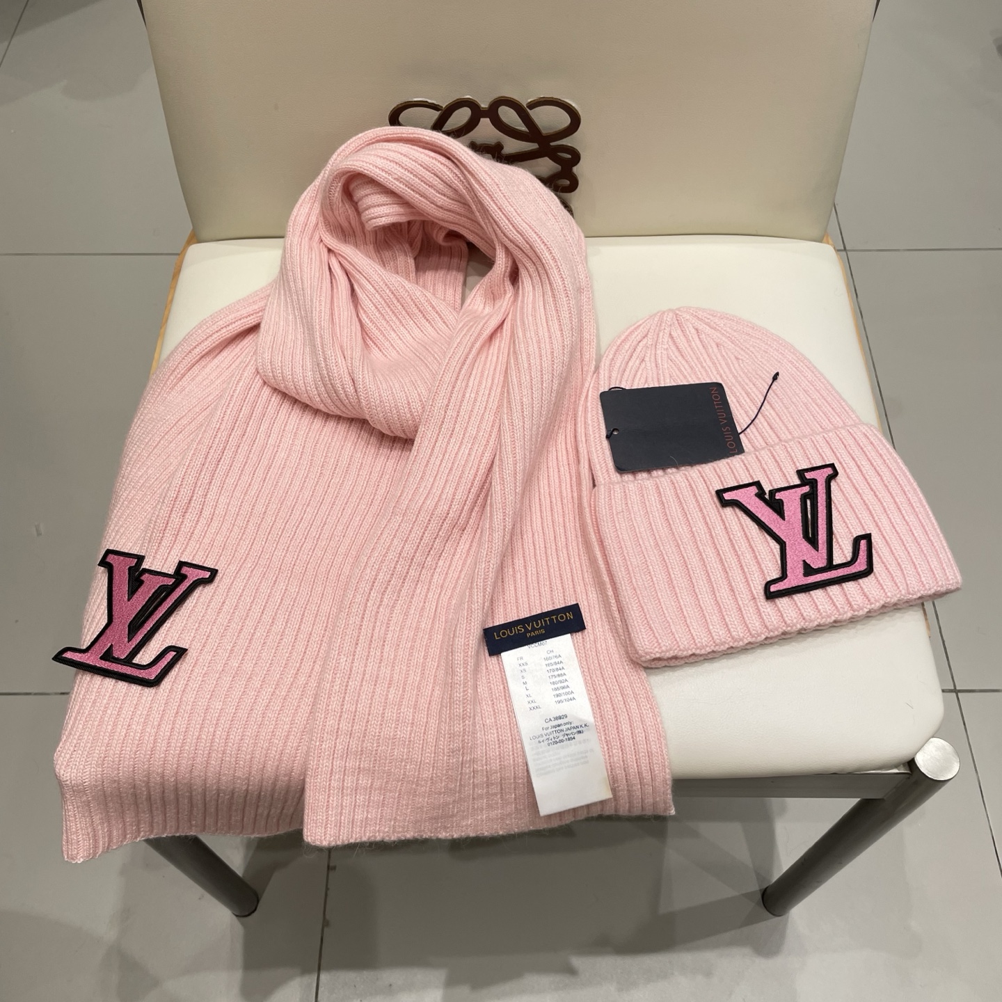 Lv家。【两件套-羊毛套装帽子】经典套装帽子！帽子➕围巾！暖暖哒超级舒服～冬日小姐姐减龄神器哦～这个冬天你就差这么一套套