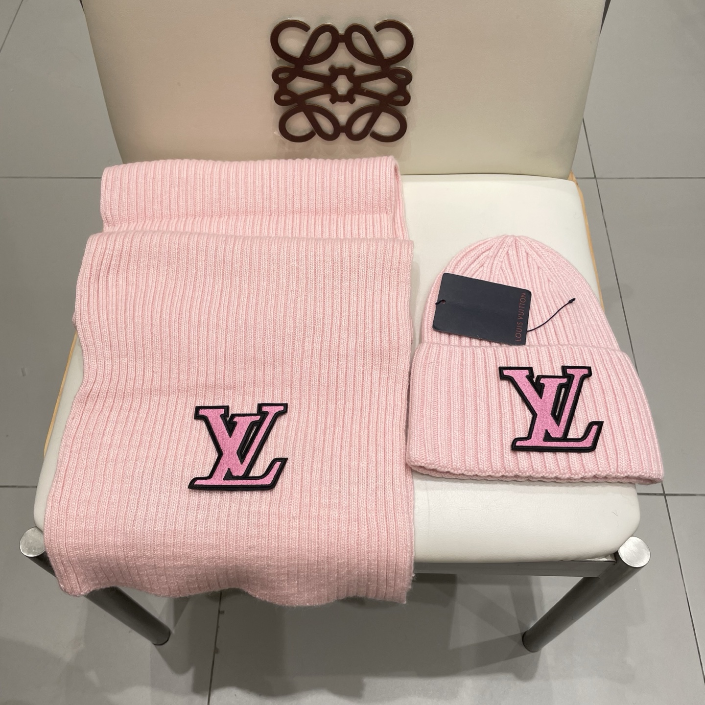 Lv家。【两件套-羊毛套装帽子】经典套装帽子！帽子➕围巾！暖暖哒超级舒服～冬日小姐姐减龄神器哦～这个冬天你就差这么一套套