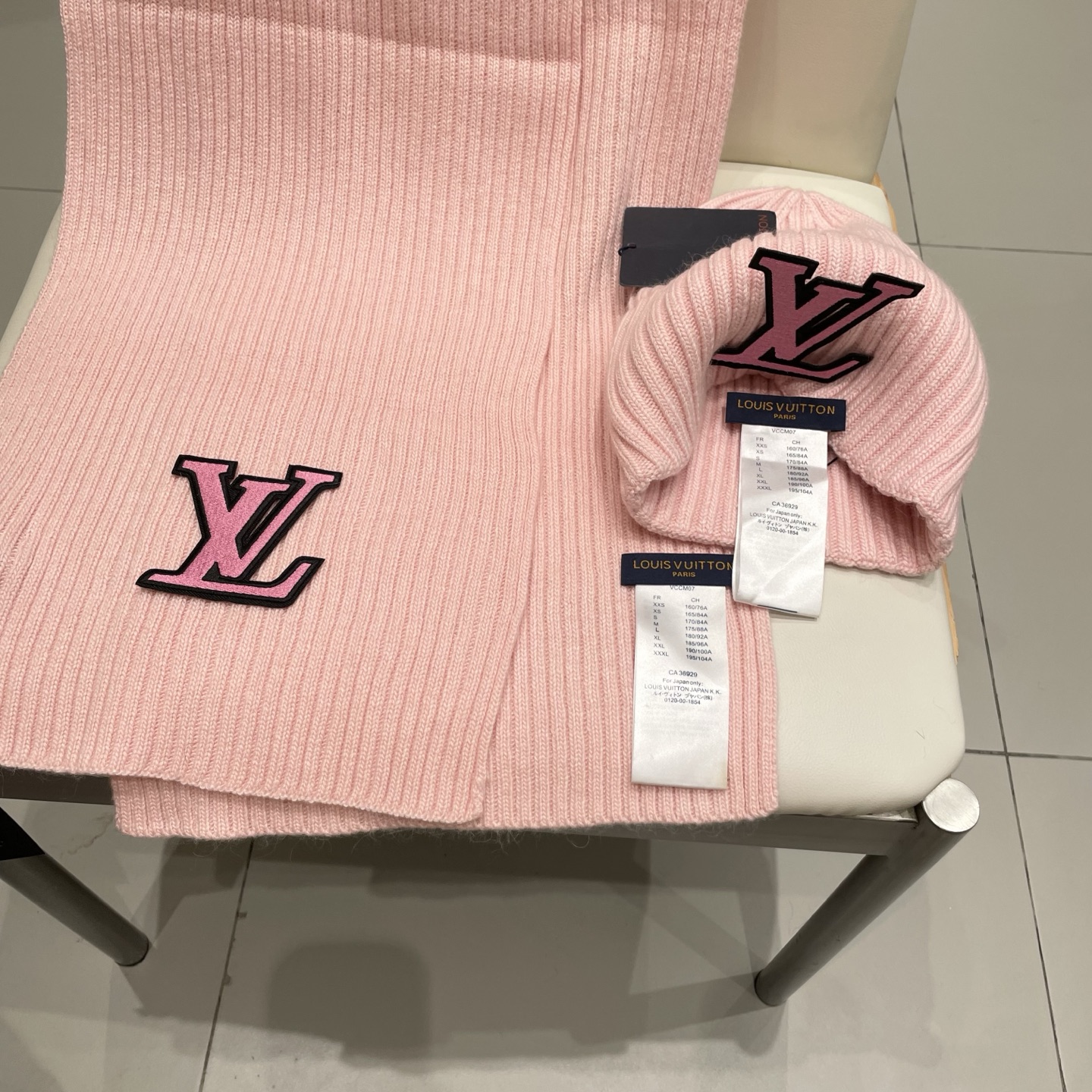 Lv家。【两件套-羊毛套装帽子】经典套装帽子！帽子➕围巾！暖暖哒超级舒服～冬日小姐姐减龄神器哦～这个冬天你就差这么一套套