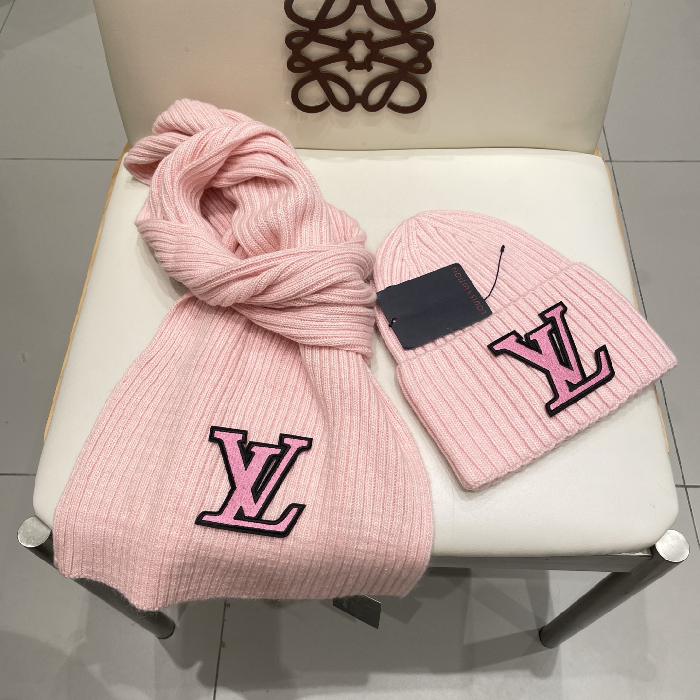 Lv家。【两件套-羊毛套装帽子】经典套装帽子！帽子➕围巾！暖暖哒超级舒服～冬日小姐姐减龄神器哦～这个冬天你就差这么一套套