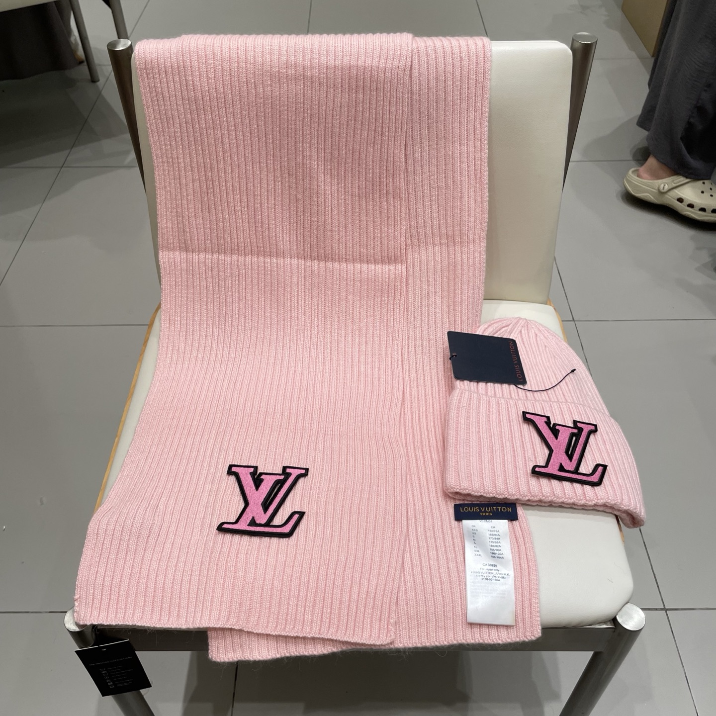 Lv家。【两件套-羊毛套装帽子】经典套装帽子！帽子➕围巾！暖暖哒超级舒服～冬日小姐姐减龄神器哦～这个冬天你就差这么一套套