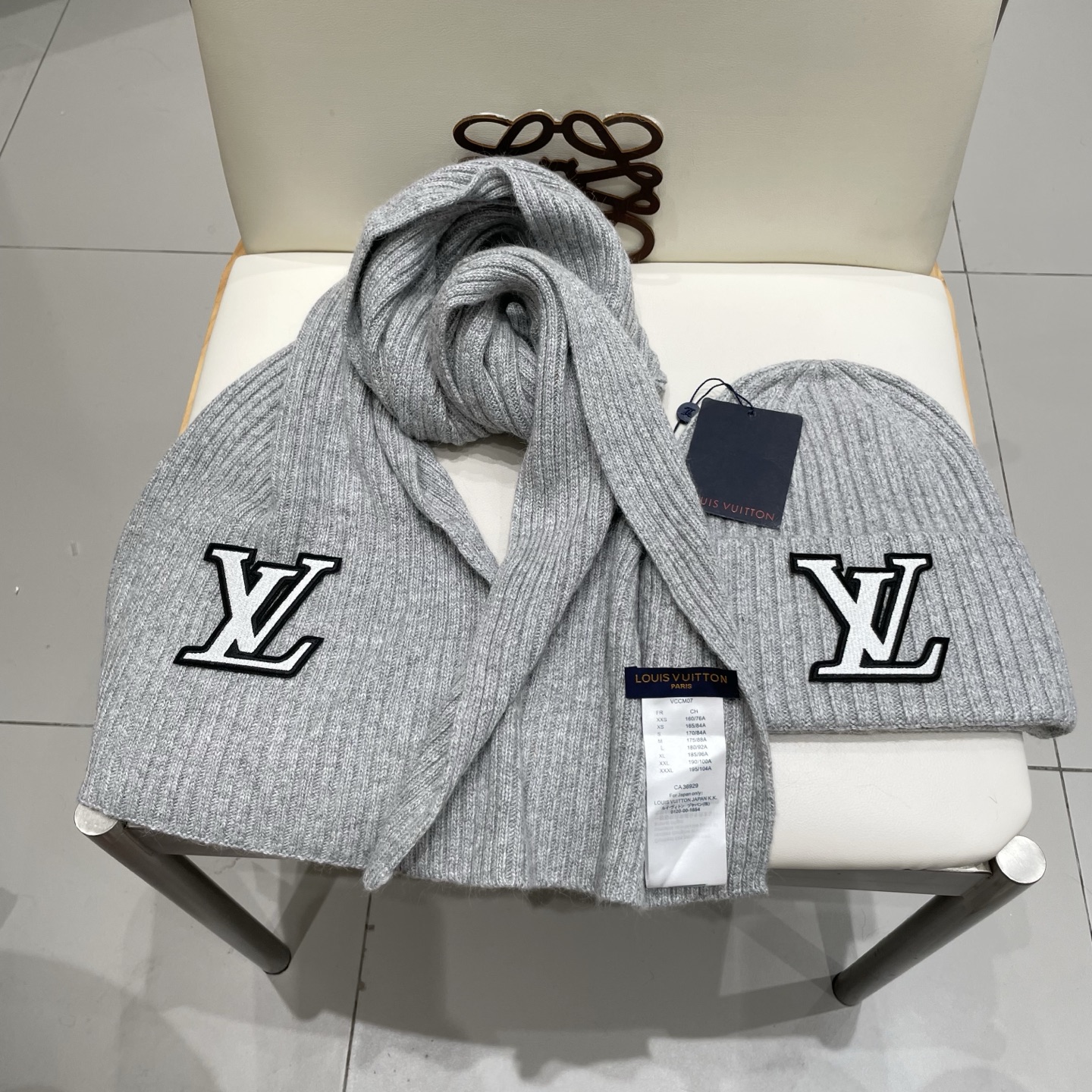Lv家。【两件套-羊毛套装帽子】经典套装帽子！帽子➕围巾！暖暖哒超级舒服～冬日小姐姐减龄神器哦～这个冬天你就差这么一套套