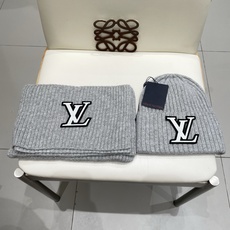 Lv家。【两件套-羊毛套装帽子】经典套装帽子!帽子➕围巾!暖暖哒超级舒服~冬日小姐姐减龄神器哦~这个冬天你就差这么一套套 Lv家。【两件套-羊毛套装帽子】经典套装帽子!帽子➕围巾!暖暖哒超级舒服~冬日小姐姐减龄神器哦~这个冬天你就差这么一套套