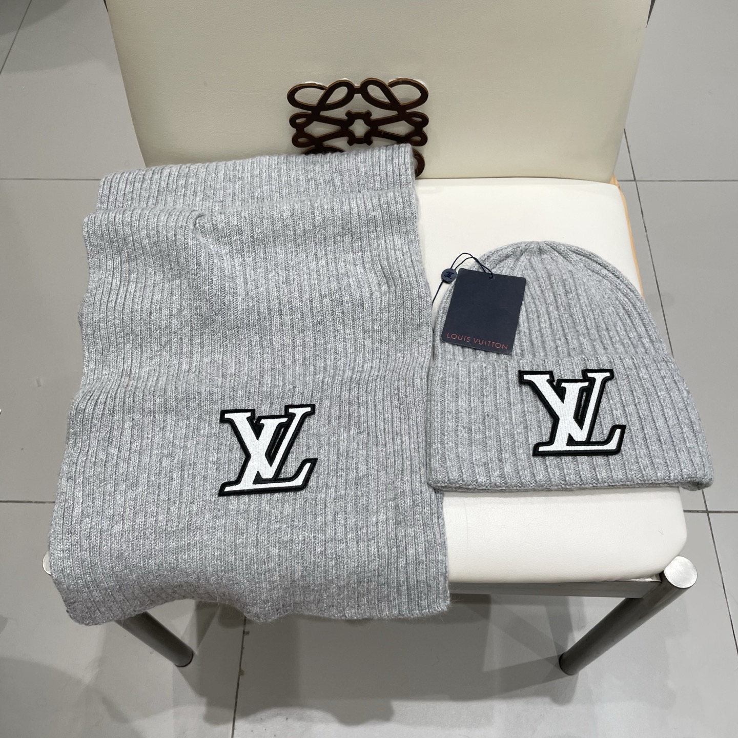 Lv家。【两件套-羊毛套装帽子】经典套装帽子！帽子➕围巾！暖暖哒超级舒服～冬日小姐姐减龄神器哦～这个冬天你就差这么一套套