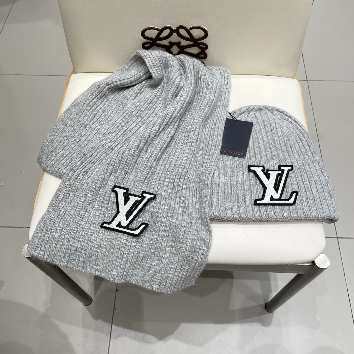 Lv家。【两件套-羊毛套装帽子】经典套装帽子！帽子➕围巾！暖暖哒超级舒服～冬日小姐姐减龄神器哦～这个冬天你就差这么一套套