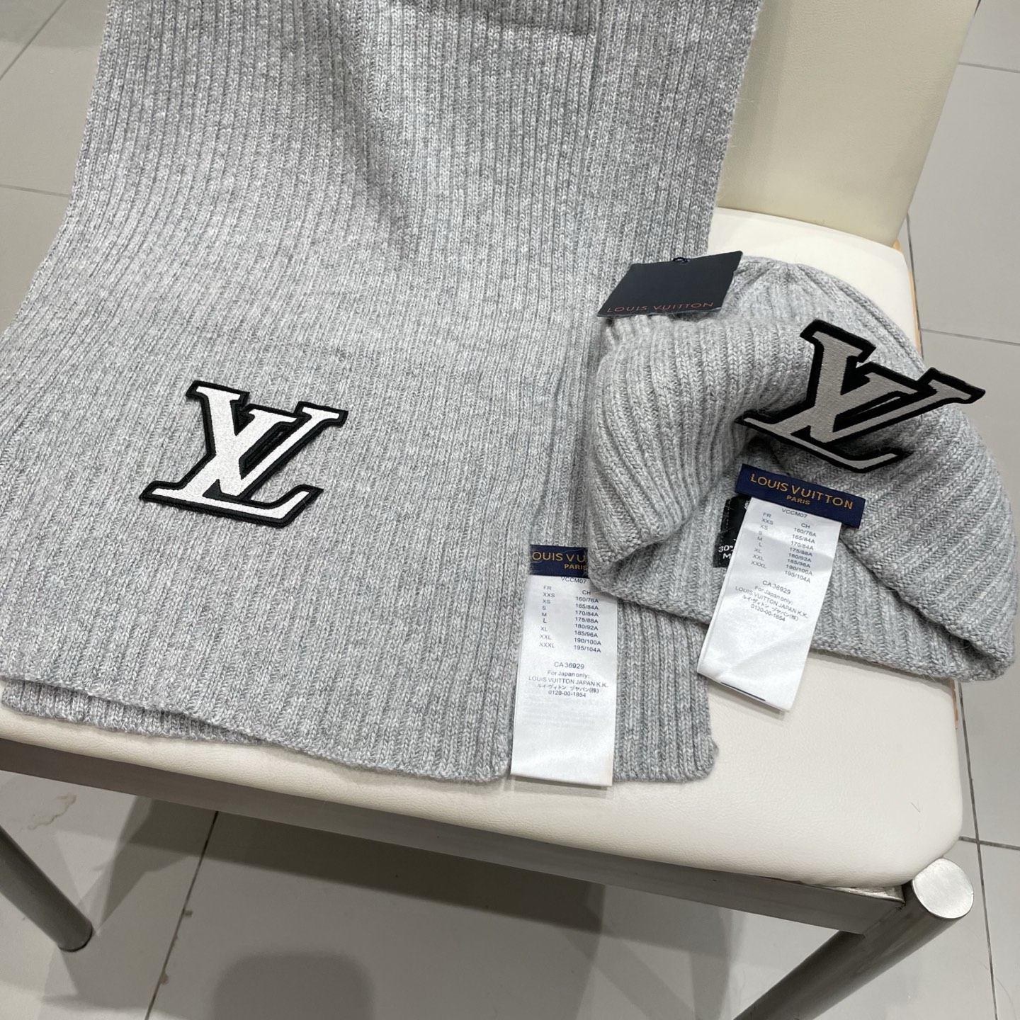 Lv家。【两件套-羊毛套装帽子】经典套装帽子！帽子➕围巾！暖暖哒超级舒服～冬日小姐姐减龄神器哦～这个冬天你就差这么一套套