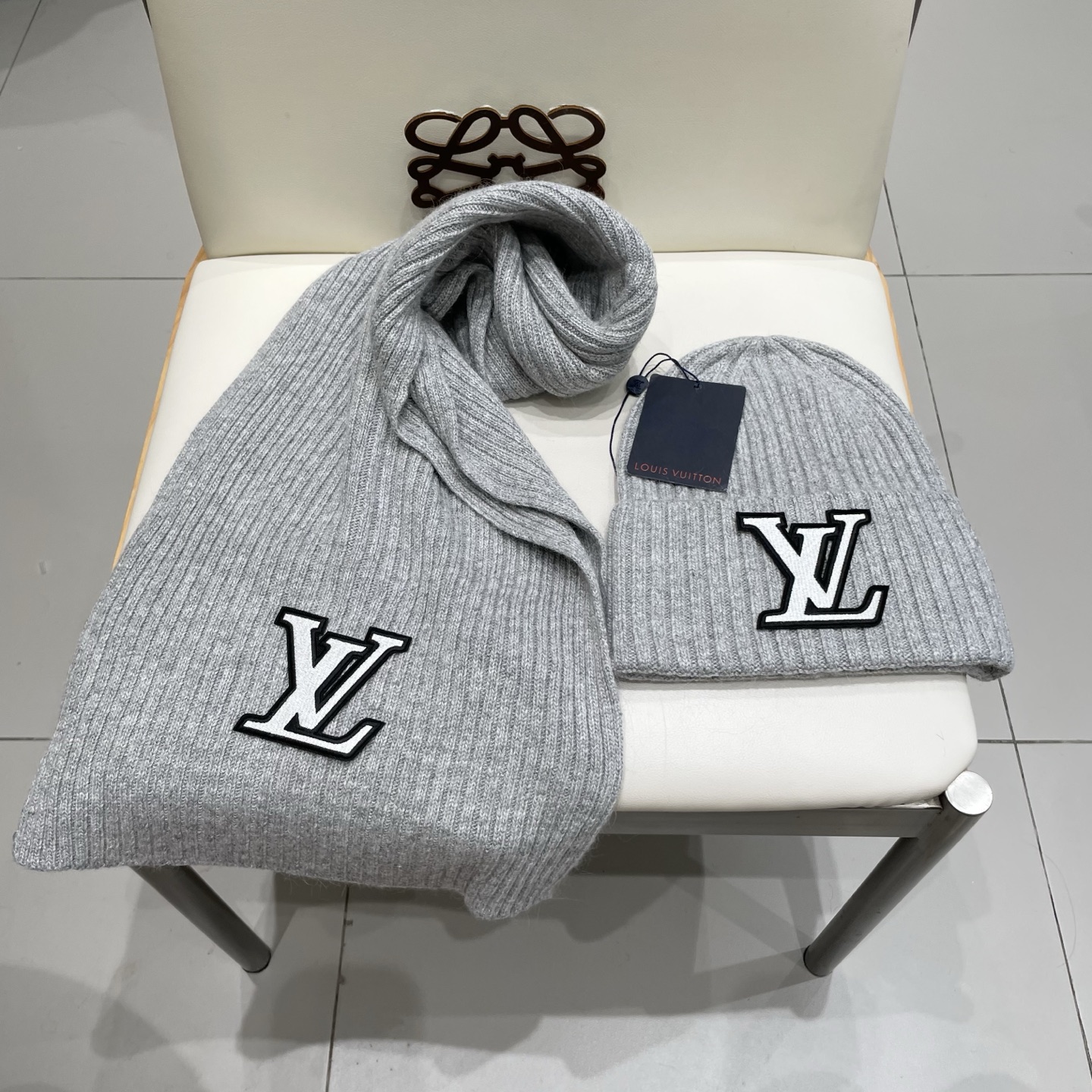 Lv家。【两件套-羊毛套装帽子】经典套装帽子！帽子➕围巾！暖暖哒超级舒服～冬日小姐姐减龄神器哦～这个冬天你就差这么一套套
