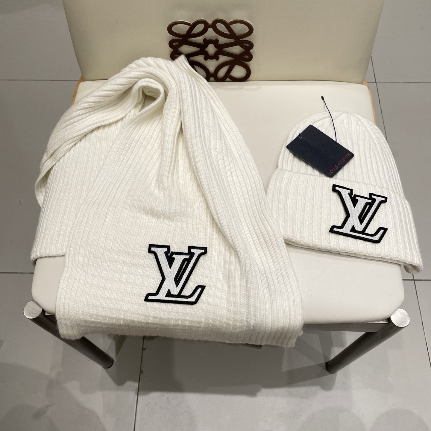 Lv家。【两件套-羊毛套装帽子】经典套装帽子！帽子➕围巾！暖暖哒超级舒服～冬日小姐姐减龄神器哦～这个冬天你就差这么一套套
