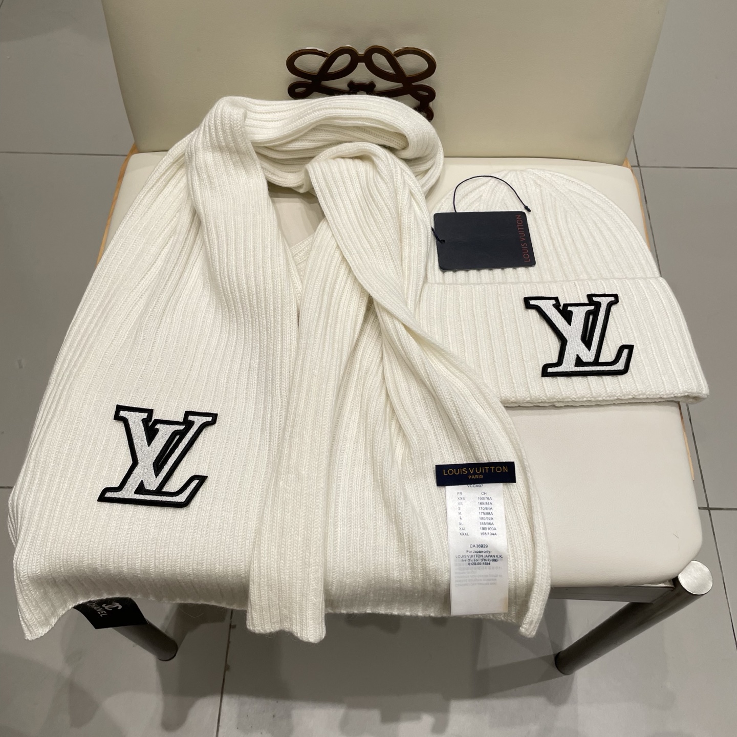 Lv家。【两件套-羊毛套装帽子】经典套装帽子！帽子➕围巾！暖暖哒超级舒服～冬日小姐姐减龄神器哦～这个冬天你就差这么一套套