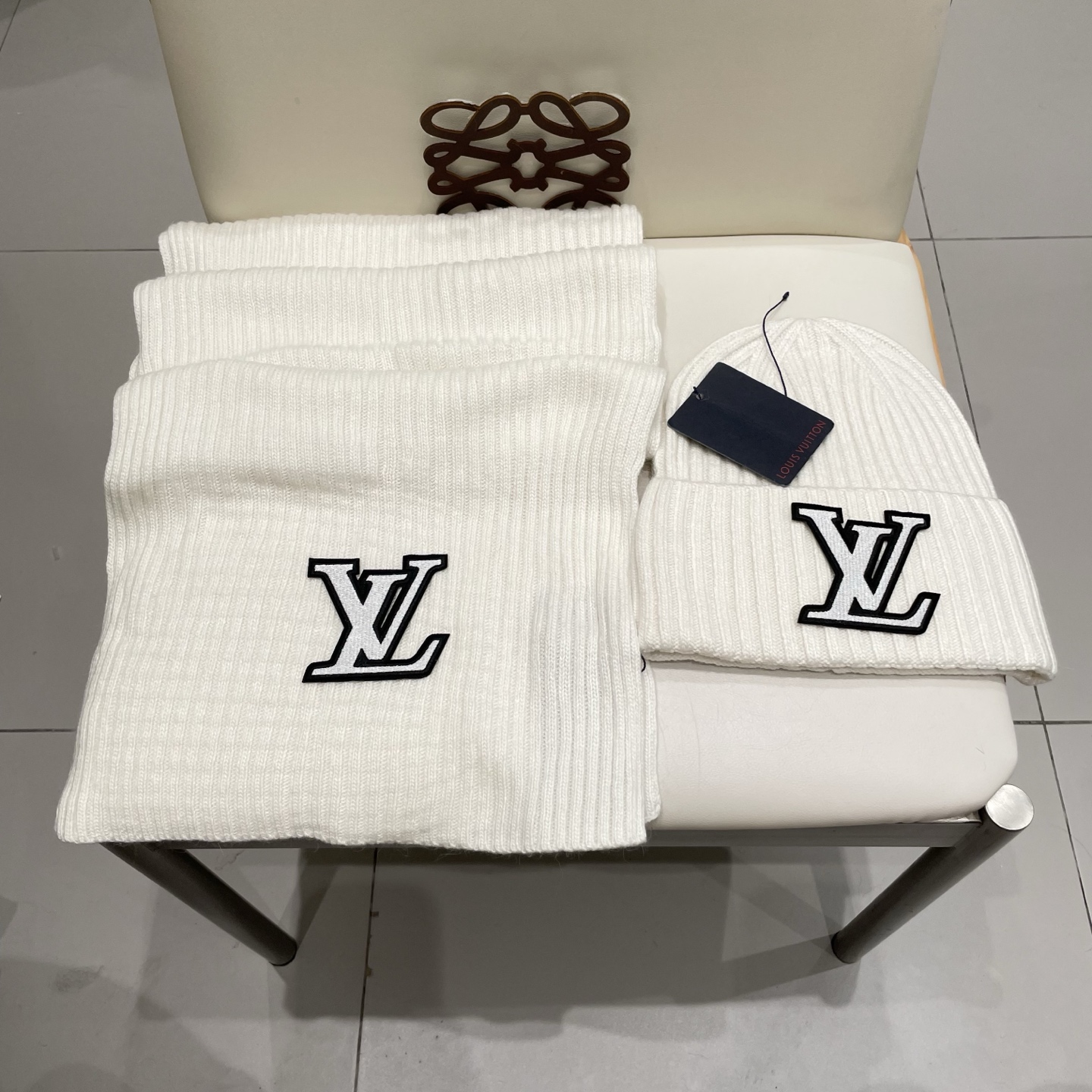 Lv家。【两件套-羊毛套装帽子】经典套装帽子！帽子➕围巾！暖暖哒超级舒服～冬日小姐姐减龄神器哦～这个冬天你就差这么一套套