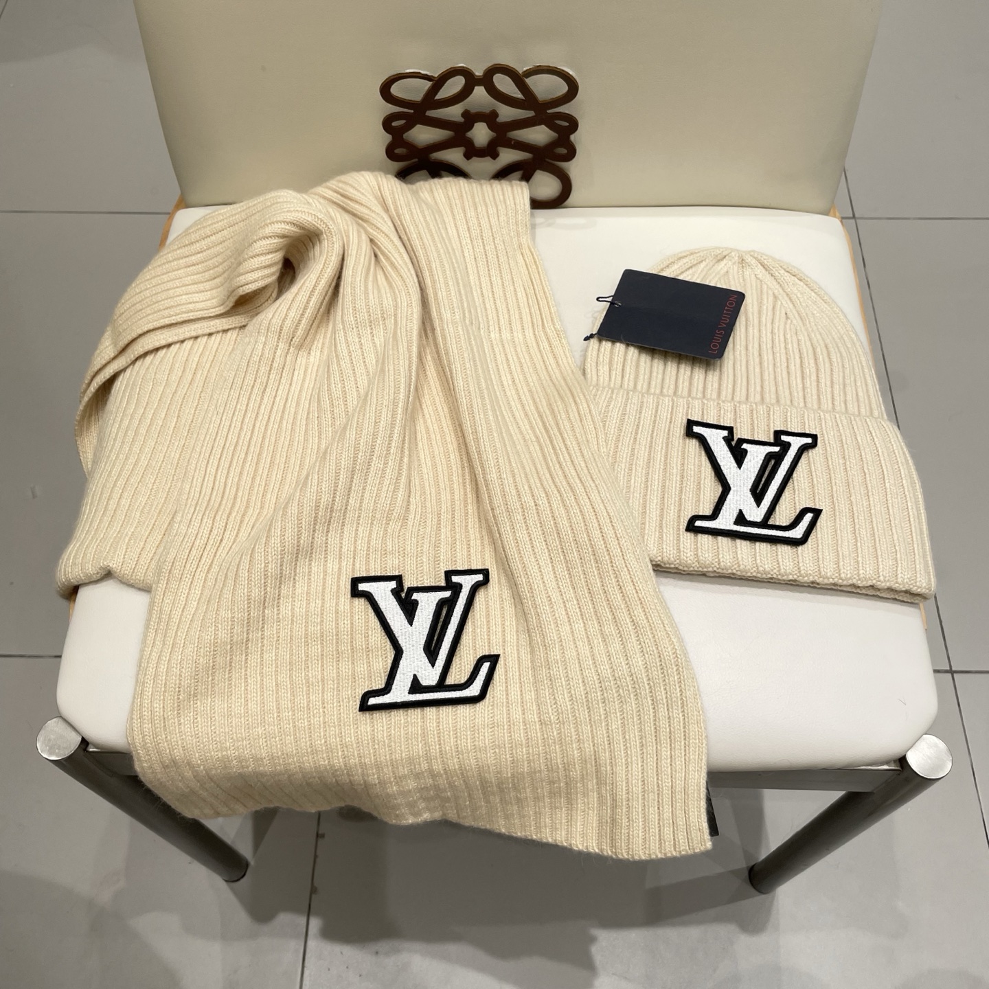 Lv家。【两件套-羊毛套装帽子】经典套装帽子！帽子➕围巾！暖暖哒超级舒服～冬日小姐姐减龄神器哦～这个冬天你就差这么一套套