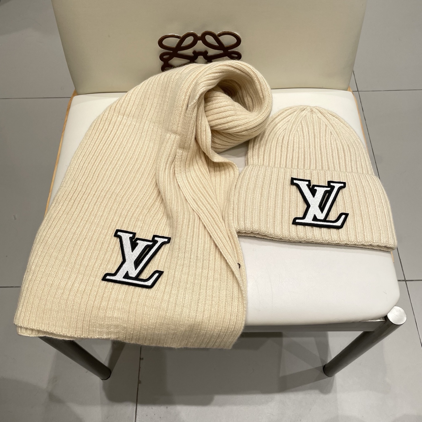 Lv家。【两件套-羊毛套装帽子】经典套装帽子！帽子➕围巾！暖暖哒超级舒服～冬日小姐姐减龄神器哦～这个冬天你就差这么一套套