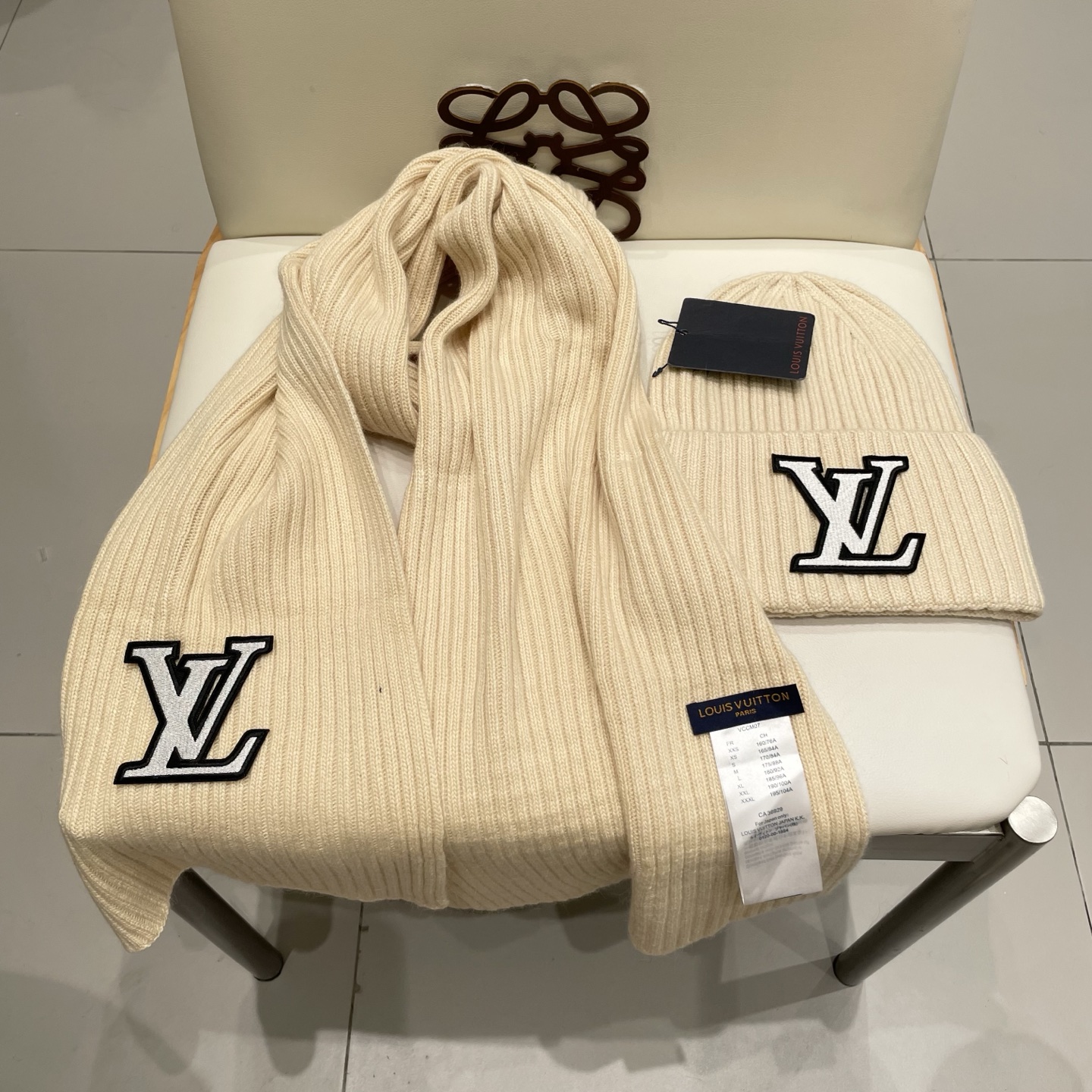 Lv家。【两件套-羊毛套装帽子】经典套装帽子！帽子➕围巾！暖暖哒超级舒服～冬日小姐姐减龄神器哦～这个冬天你就差这么一套套