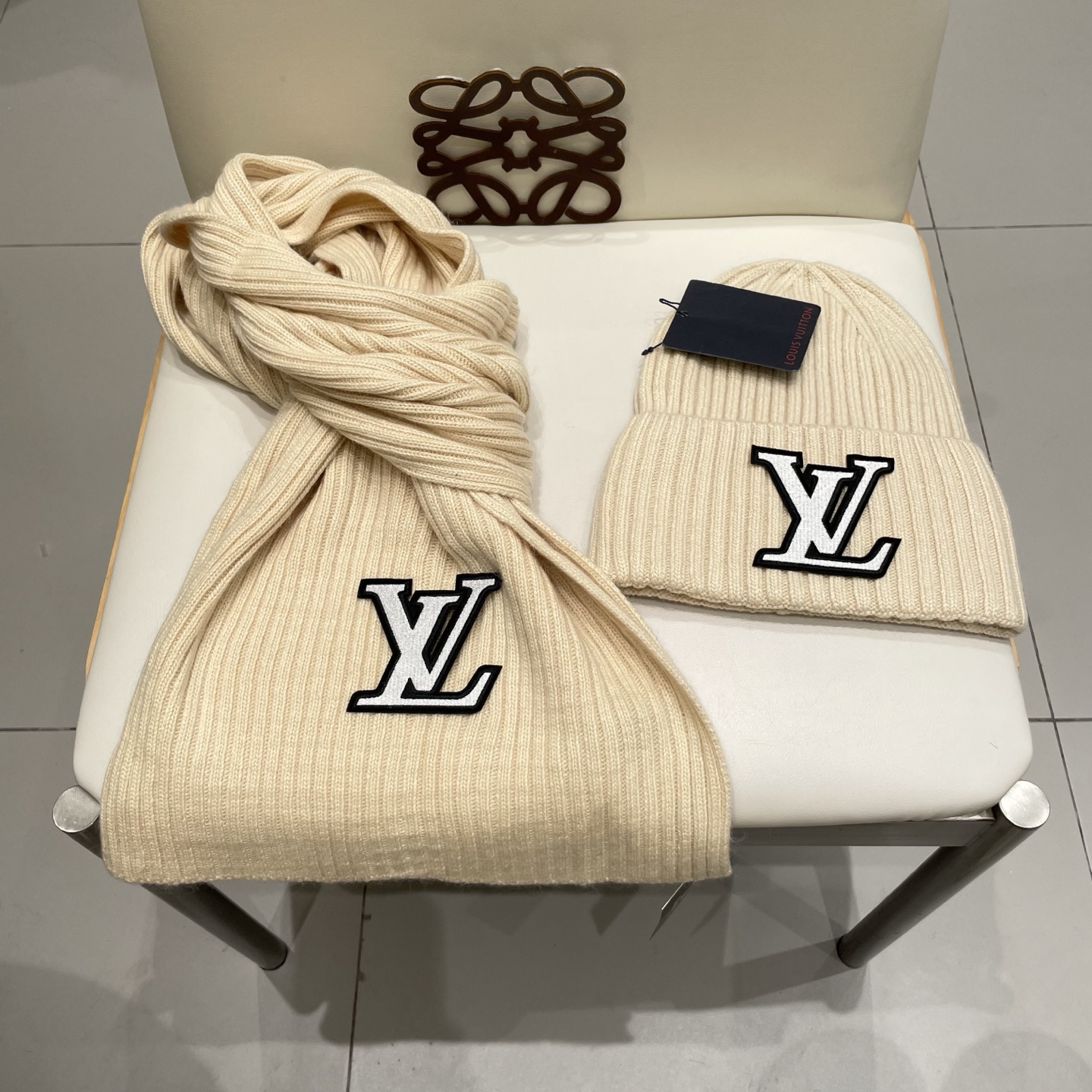 Lv家。【两件套-羊毛套装帽子】经典套装帽子！帽子➕围巾！暖暖哒超级舒服～冬日小姐姐减龄神器哦～这个冬天你就差这么一套套