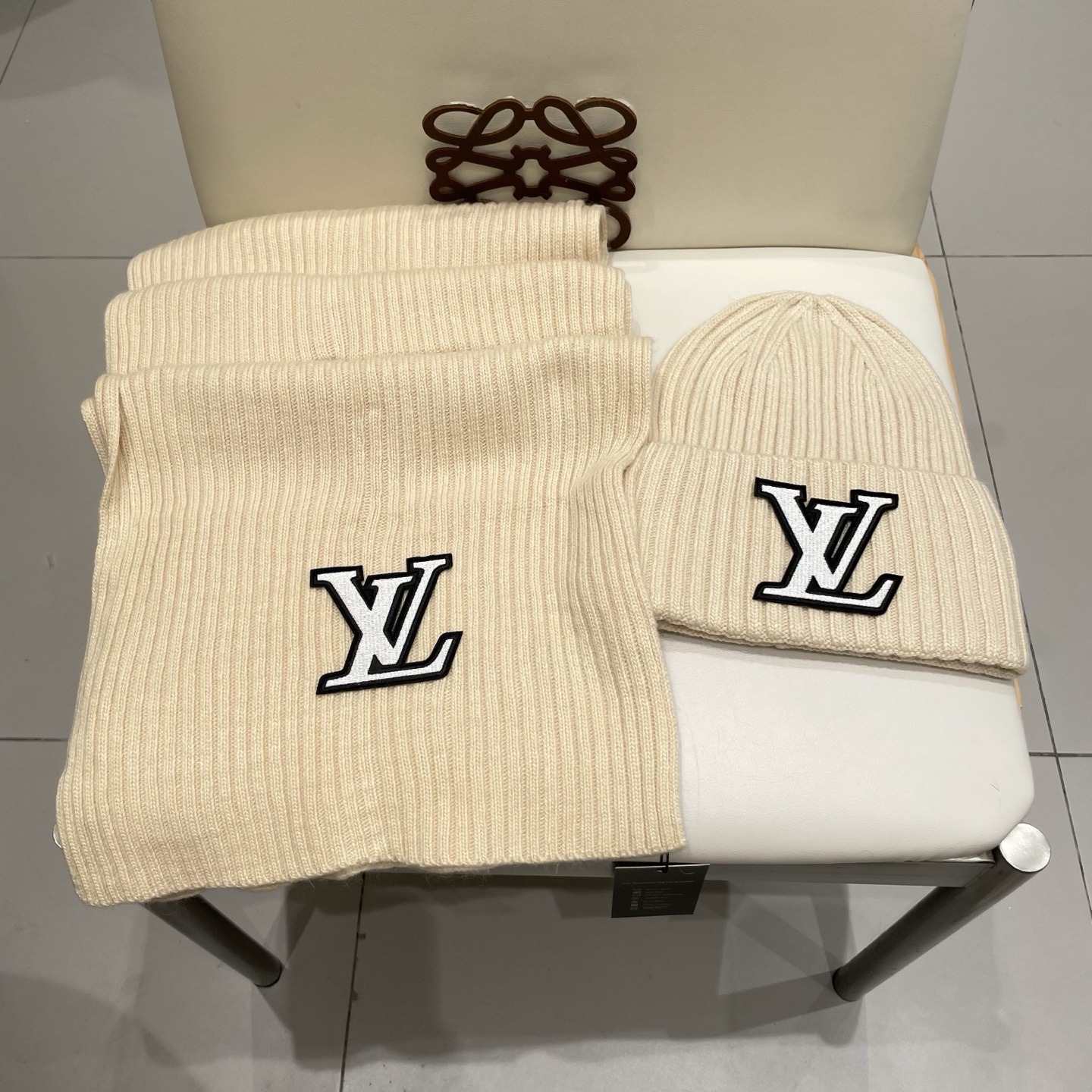 Lv家。【两件套-羊毛套装帽子】经典套装帽子！帽子➕围巾！暖暖哒超级舒服～冬日小姐姐减龄神器哦～这个冬天你就差这么一套套