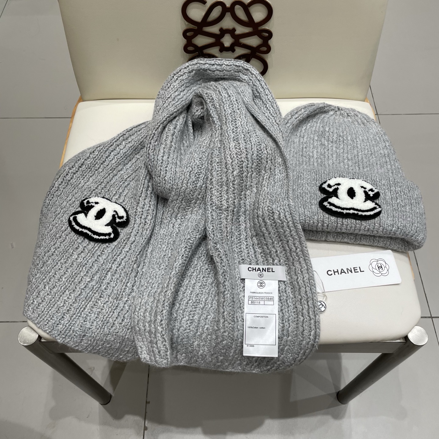 香奈儿CHANEL小红书爆款，新品经典套装帽子！帽子➕围巾！手感一级棒！暖暖哒超级舒服～这个冬天你就差这么一套装帽子啦～