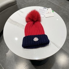 蒙口MONCLER高品质狐狸毛球针织兔羊毛毛线帽 超经典不过时的一款秋冬冷帽🥶 懂货的小姐姐必入款,帽型质量市场都有超多 蒙口MONCLER高品质狐狸毛球针织兔羊毛毛线帽 超经典不过时的一款秋冬冷帽🥶 懂货的小姐姐必入款,帽型质量市场都有超多
