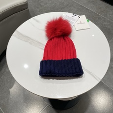 蒙口MONCLER高品质狐狸毛球针织兔羊毛毛线帽 超经典不过时的一款秋冬冷帽🥶 懂货的小姐姐必入款,帽型质量市场都有超多 蒙口MONCLER高品质狐狸毛球针织兔羊毛毛线帽 超经典不过时的一款秋冬冷帽🥶 懂货的小姐姐必入款,帽型质量市场都有超多