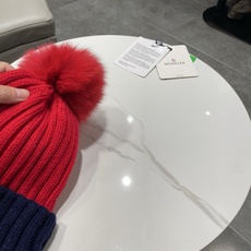 蒙口MONCLER高品质狐狸毛球针织兔羊毛毛线帽 超经典不过时的一款秋冬冷帽🥶 懂货的小姐姐必入款,帽型质量市场都有超多 蒙口MONCLER高品质狐狸毛球针织兔羊毛毛线帽 超经典不过时的一款秋冬冷帽🥶 懂货的小姐姐必入款,帽型质量市场都有超多